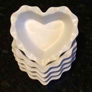 Set of 5 white heart-shaped dessert dishes